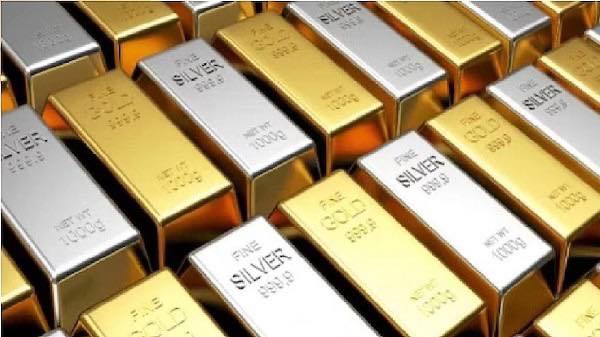 सोने के बाद अब चाँदी उछली। इस साल पिछले महीने सोने की कीमतों में रिकॉर्ड ऊँचाई देखने को मिली और कल चाँदी ने पुराने सारे रिकॉर्ड तोड़ते हुए नयी ऊँचाई को छुआ।