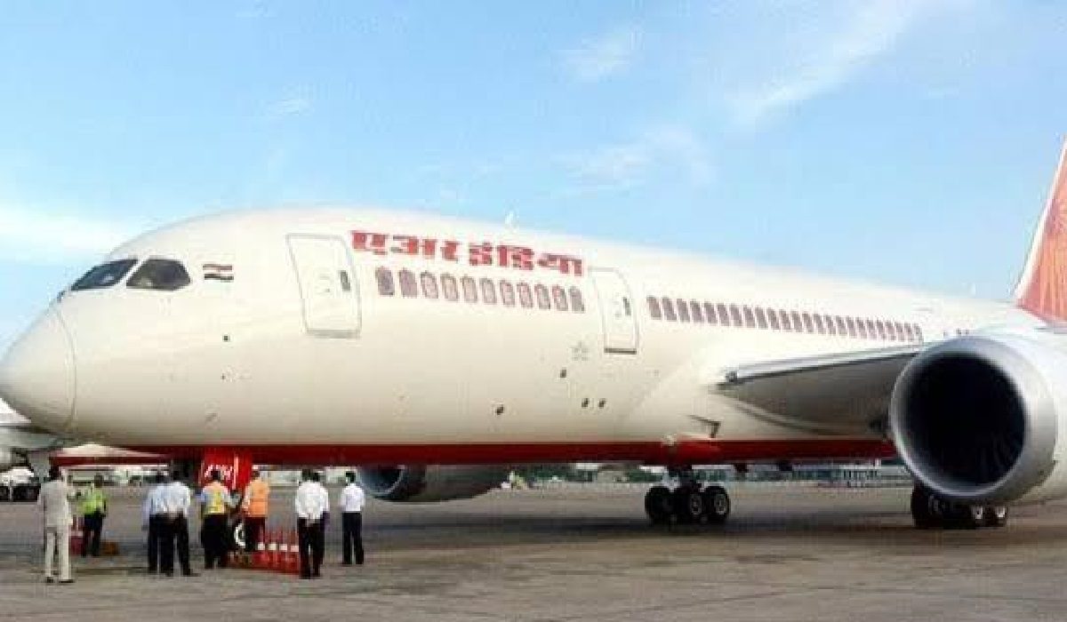Air India: 8 घंटों का फ्लाइट में लंबा इंतज़ार, AC खराब होने से यात्री हुए बेहोश। दिल्ली एयरपोर्ट से एक बड़ी खबर सामने आयी है।