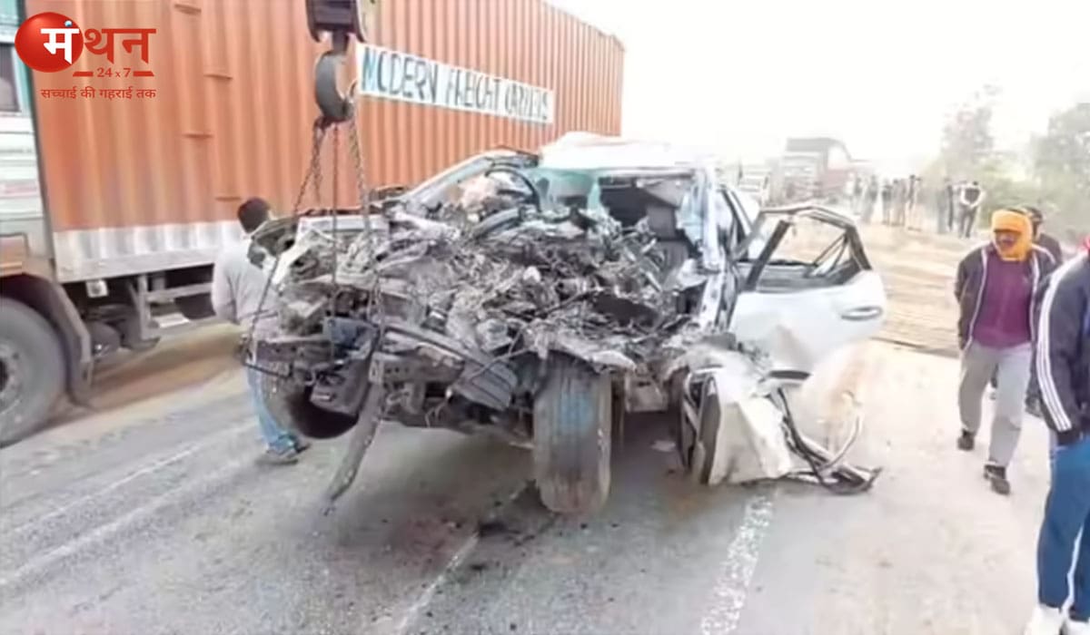 ग्वालियर में भीषण सड़क हादसा: रेत से भरे ट्रैक्टर में घुसी कार, एक ही परिवार के 5 लोगों की मौत