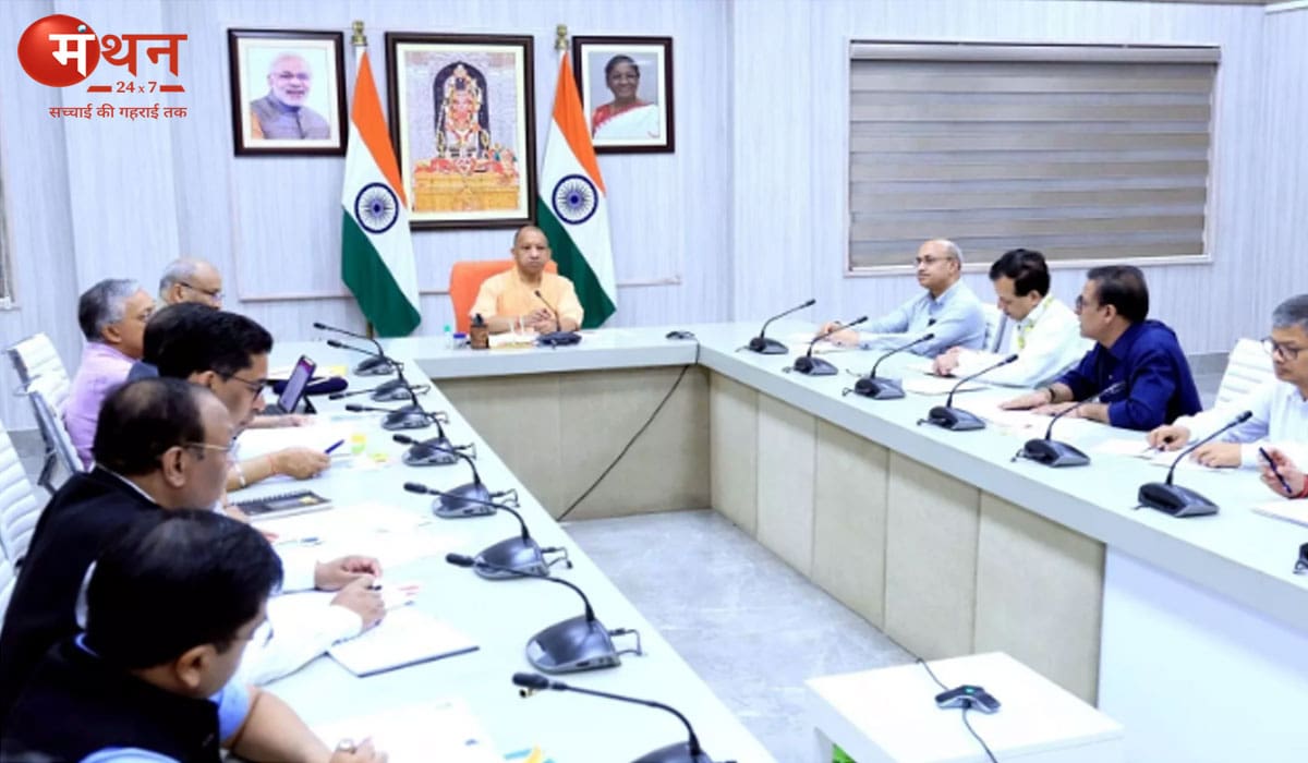 CM Yogi in Gorakhpur: जनता दरबार में फटके अफसर, बोले– काम में ढिलाई हुई तो होगी सख्त कार्रवाई