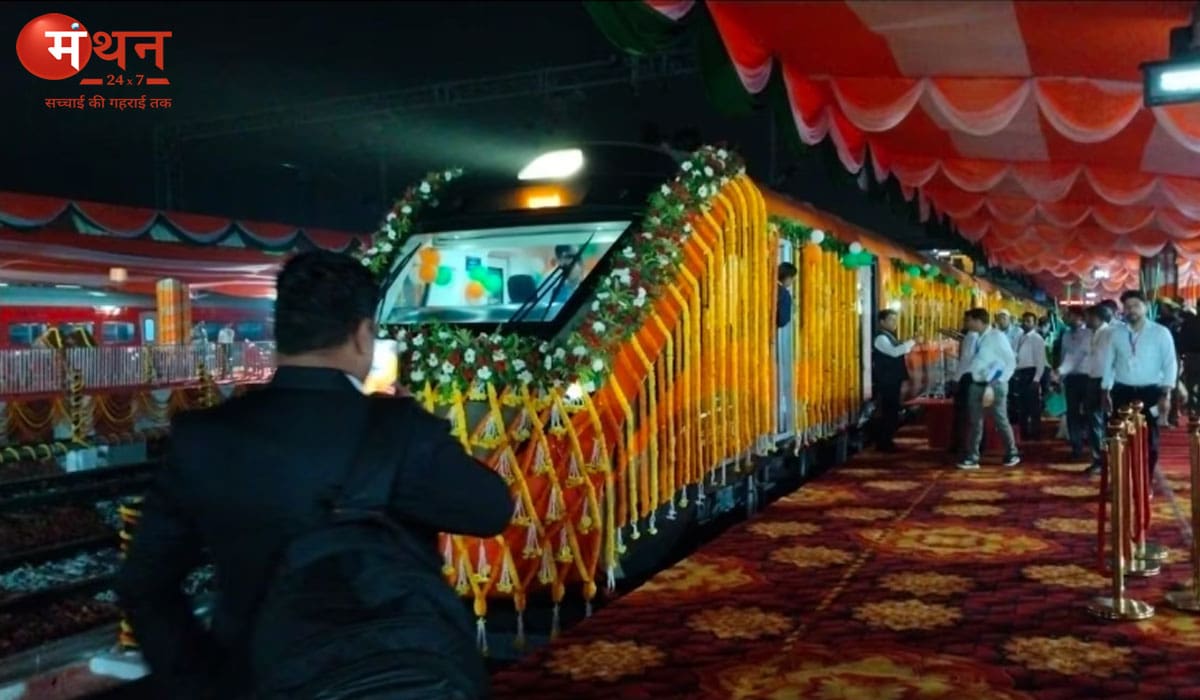 PM Modi Varanasi Visit LIVE: वाराणसी से चार नई वंदे भारत ट्रेनों को PM मोदी ने दिखाई हरी झंडी