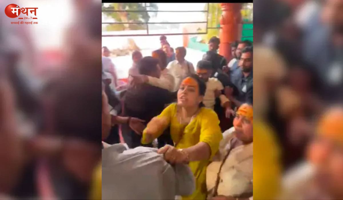 उज्जैन के कालभैरव मंदिर में सुरक्षाकर्मियों–श्रद्धालुओं में जमकर हाथापाई, महिला भक्तों संग बदसलूकी का वीडियो वायरल