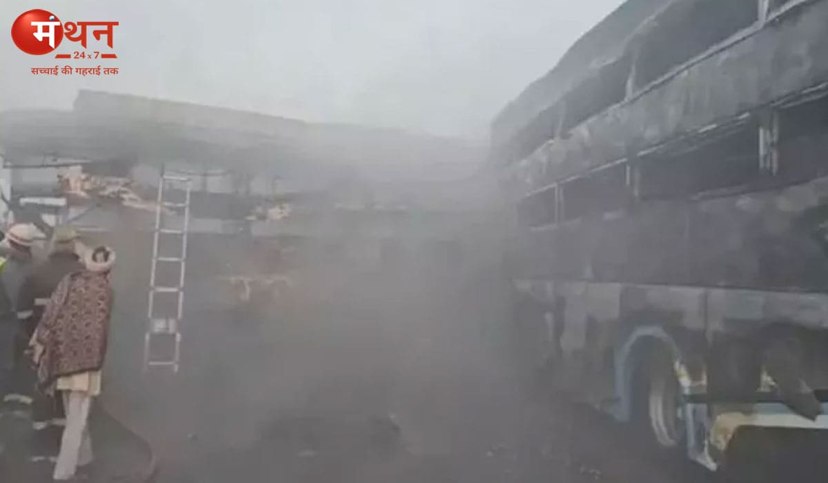 मथुरा यमुना एक्सप्रेसवे पर भीषण हादसा: 8 बसें और 3 वाहन टकराए, आग में झुलसकर 13 की मौत, 23 घायल