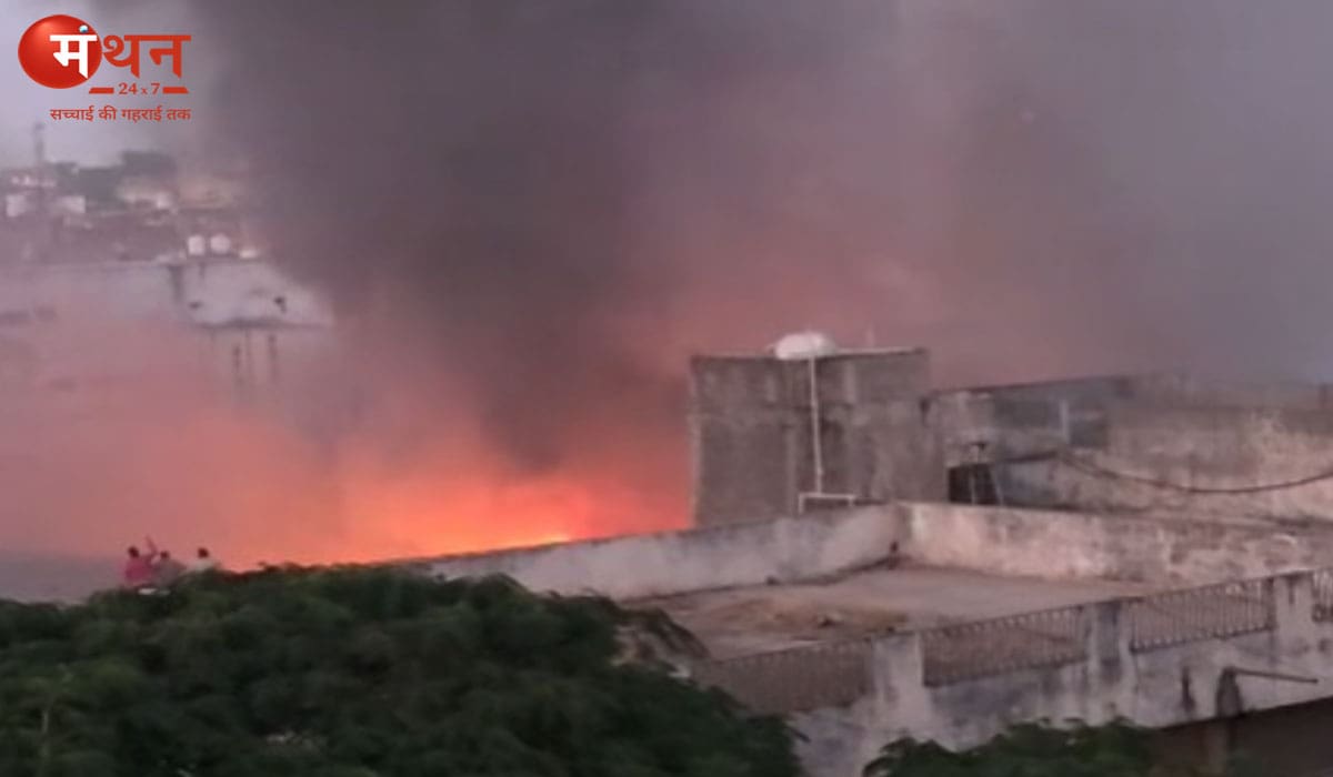 इंदौर के खजराना में भीषण आग: पटेल मार्केट की कई दुकानें जलकर खाक, धमाकों से मचा हड़कंप