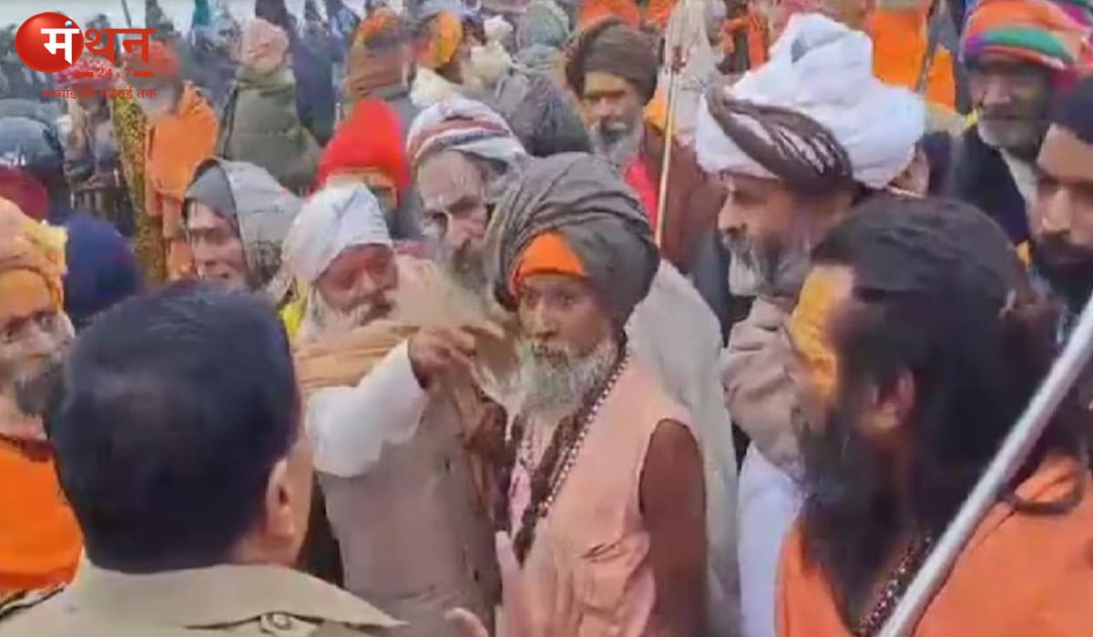 माघ मेला शुरू होने से पहले भूमि आवंटन पर बवाल, नाराज़ साधु-संतों ने मेला प्राधिकरण गेट पर दिया धरना