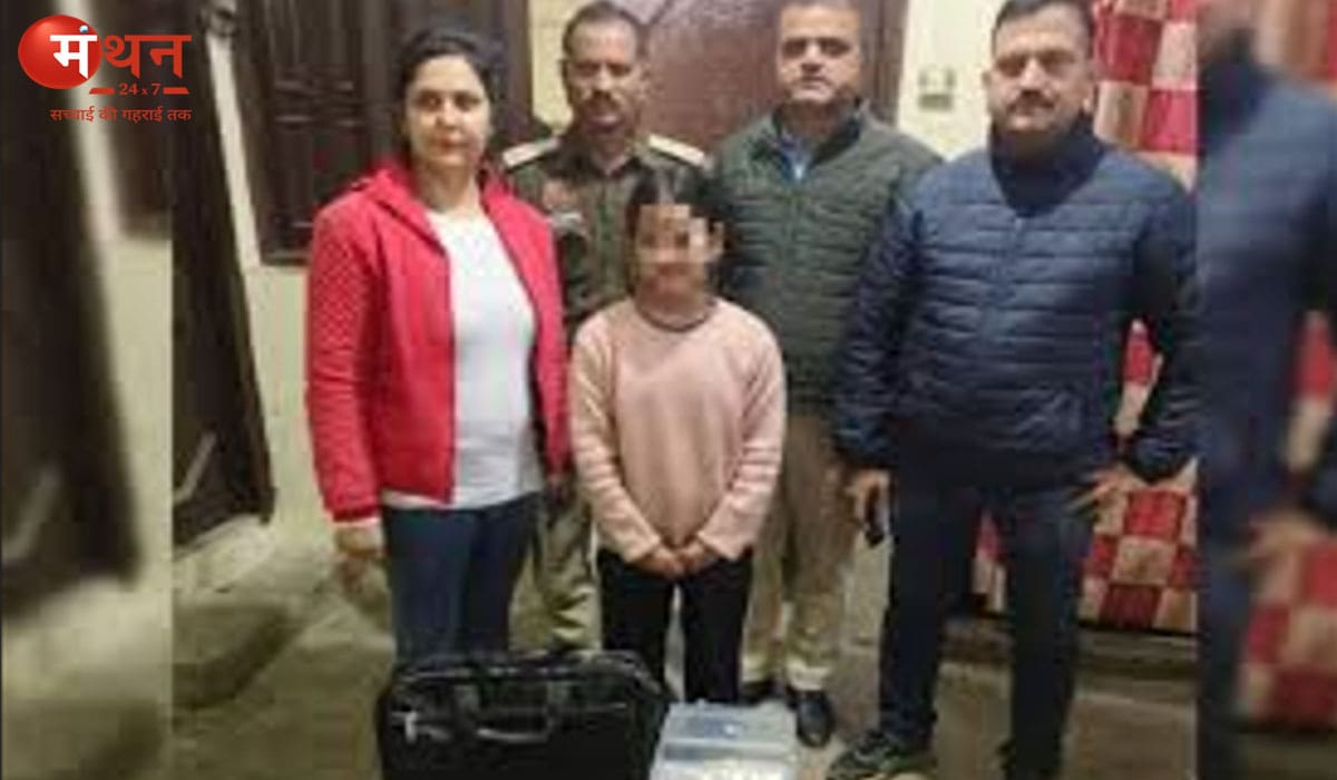 गुलाबी जैकेट वाली युवती ने उड़ाया ₹20 लाख का ज्वेलरी बैग, CCTV से पकड़ी गई — चांदनी चौक मेट्रो की बड़ी चोरी का खुलासा