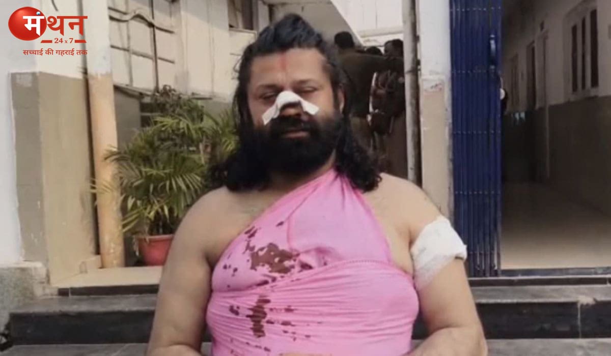 चलती ट्रेन में आशुतोष ब्रह्मचारी पर हमला, बोले – “नाक काटकर गुरु के चरणों में चढ़ाने की बात कह रहा था हमलावर”