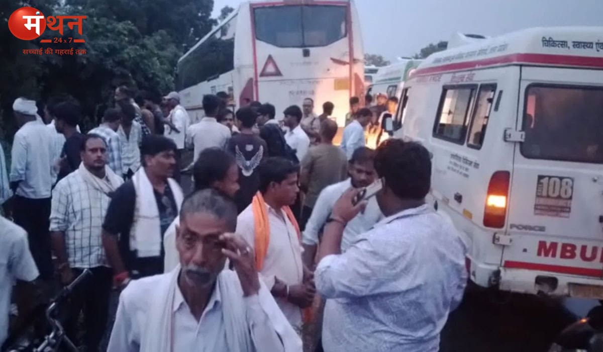 यमुना एक्सप्रेसवे पर डबल डेकर बस ने ईको कार को मारी टक्कर, 6 की मौत, 9 घायल