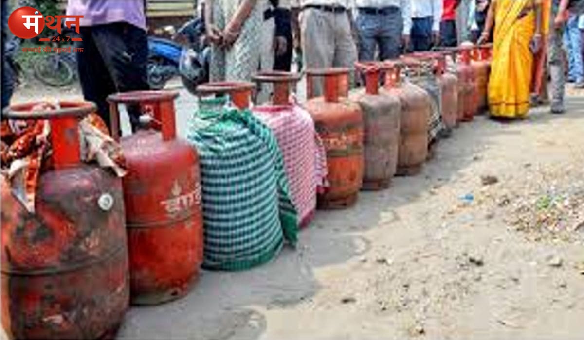 देश में गैस संकट के बीच केंद्र सरकार का बड़ा कदम, आवश्यक वस्तु अधिनियम लागू कर सप्लाई पर नियंत्रण