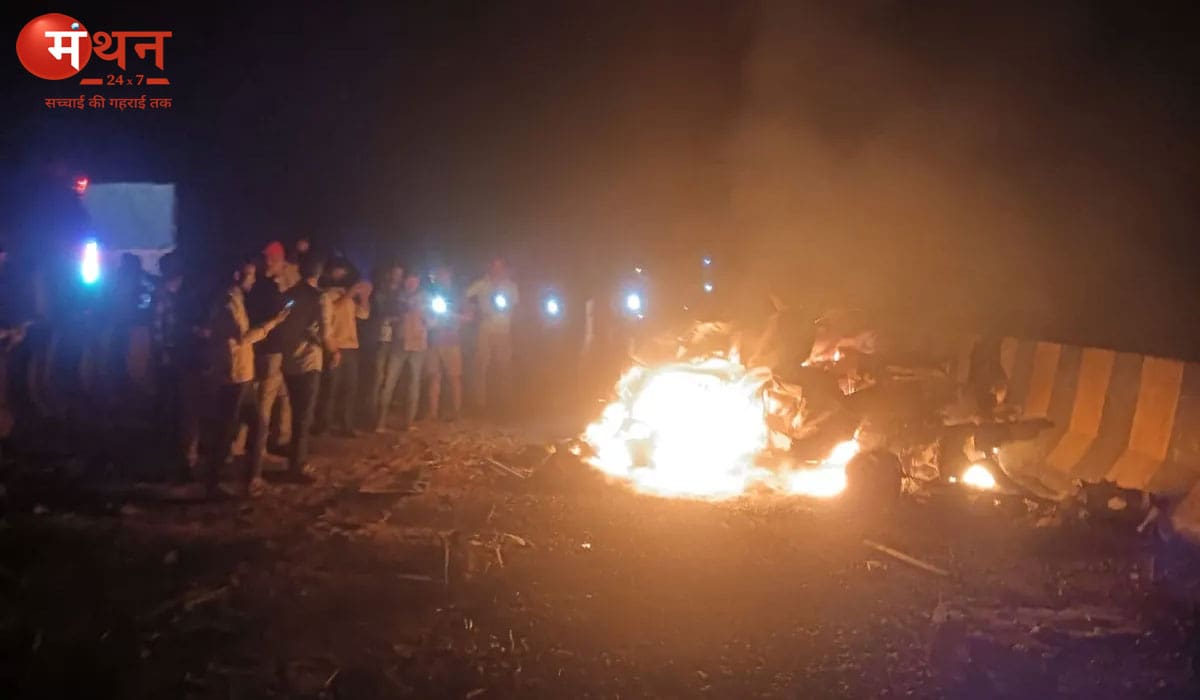 मिर्जापुर सड़क हादसा: आधे घंटे तक जलती रहीं गाड़ियां, 11 लोगों की दर्दनाक मौत