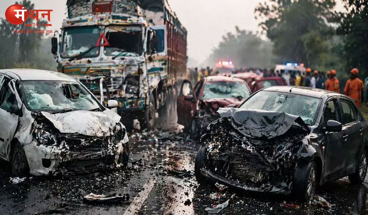 हापुड़ में दर्दनाक सड़क हादसा: बारातियों से भरी बस की ट्रक से टक्कर, 6 लोगों की मौत