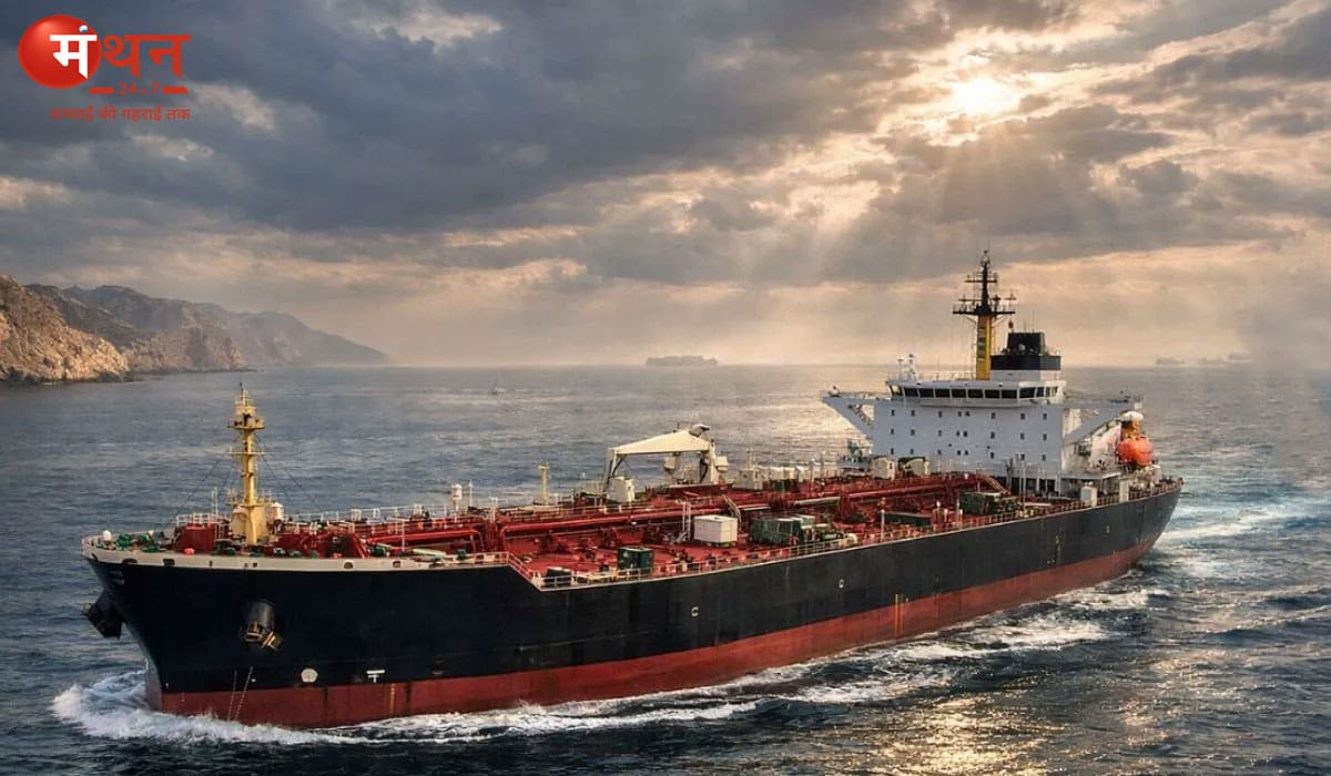 होर्मुज जलडमरूमध्य में बढ़ा तनाव: अमेरिकी नाकेबंदी से पीछे हटे ईरानी तेल जहाज