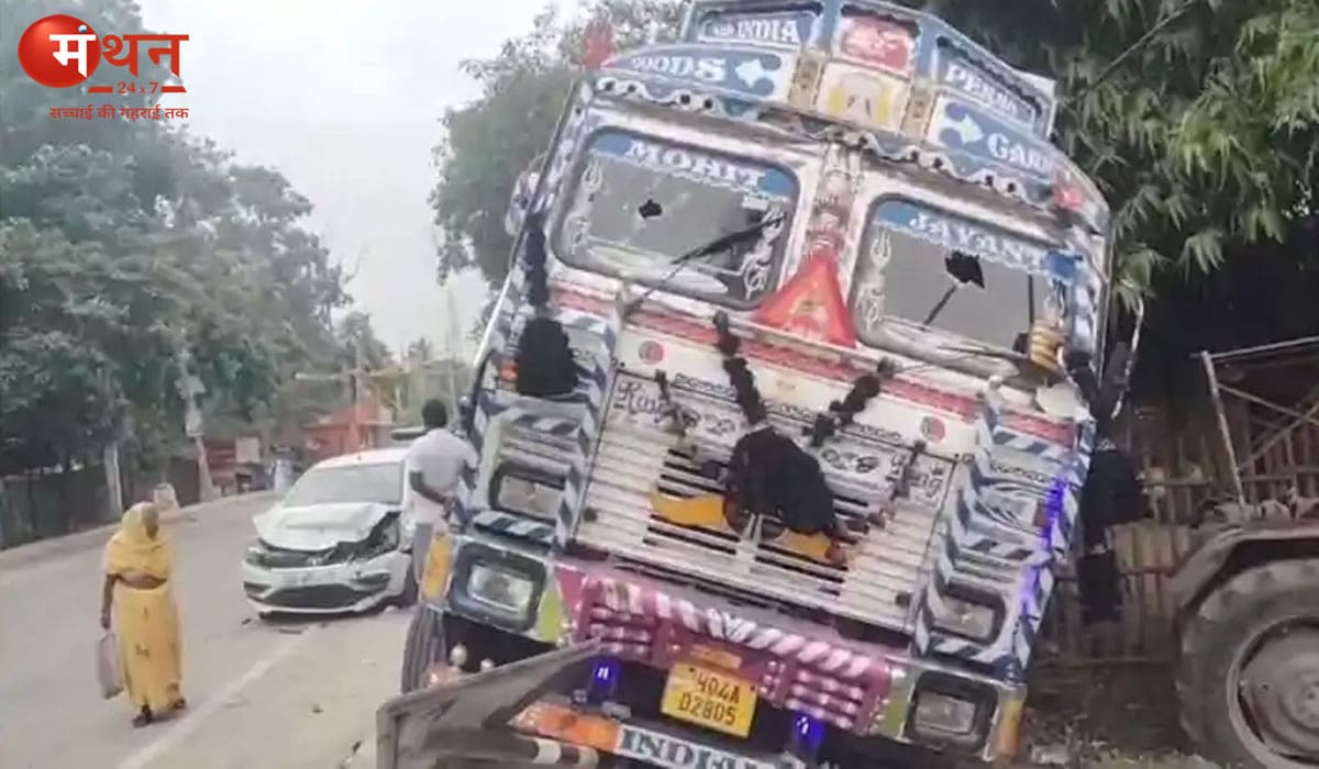 मुंगेर में तेज रफ्तार कार का कहर: सड़क किनारे काम कर रहे तीन लोगों की मौत, गुस्साए ग्रामीणों ने पलटी गाड़ी
