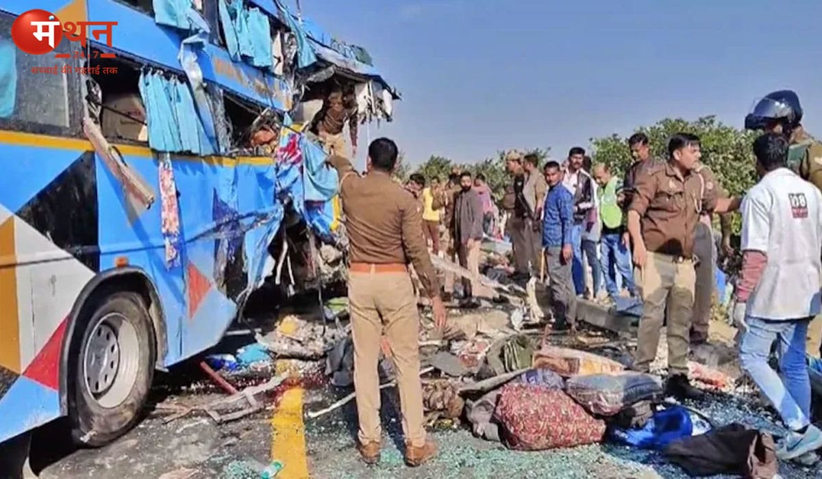 आगरा-लखनऊ एक्सप्रेसवे पर दर्दनाक हादसा: बस पलटने से दारोगा और कैदी समेत छह की मौत, ड्राइवर को आई झपकी