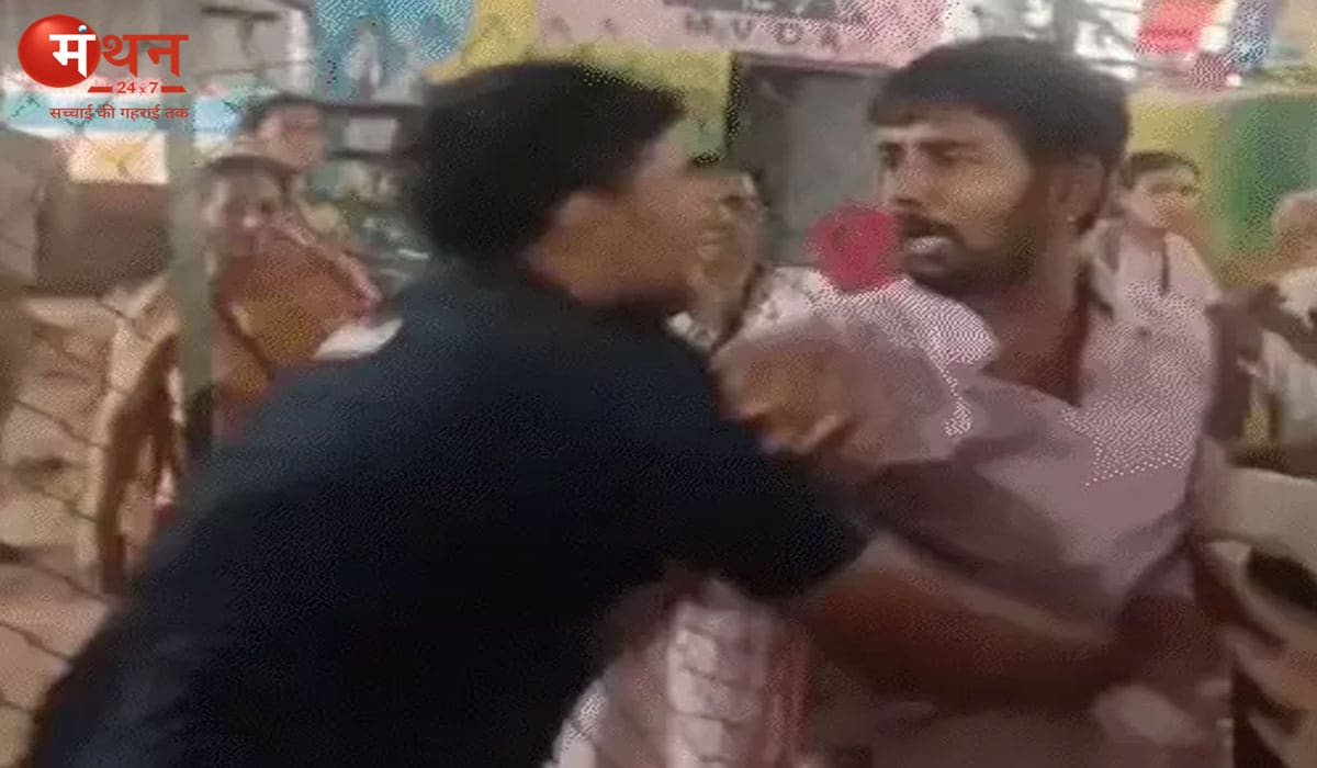 बरसाना रोपवे पर श्रद्धालु से कथित मारपीट का मामला: बेटी और पत्नी की गुहार के बावजूद नहीं रुके गार्ड, वीडियो वायरल होने के बाद उठे सवाल